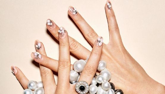 Nail art metalizado con perlas: el diseño más elegante y sofisticado para tus uñas